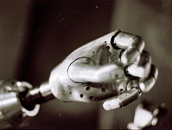 Создана бионическая рука, способная обеспечить чувство осязания